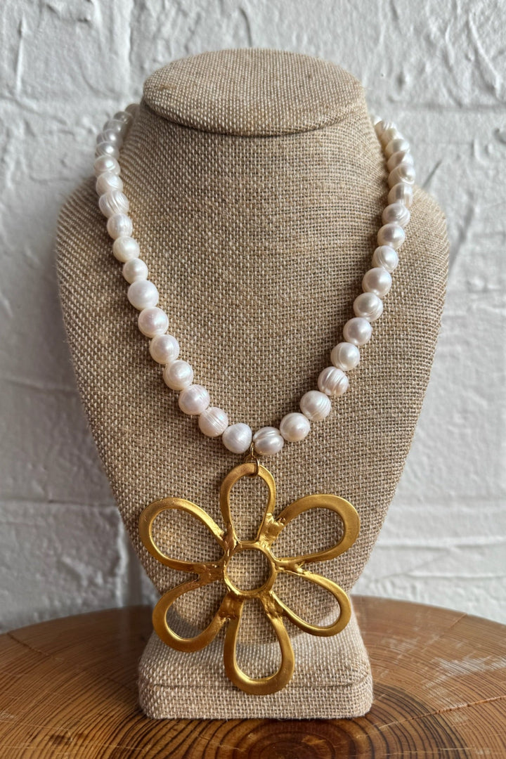 VIRTUE JEWELRY | JUMBO DAISY ON POTATO PEARLS – WHITE/GOLD