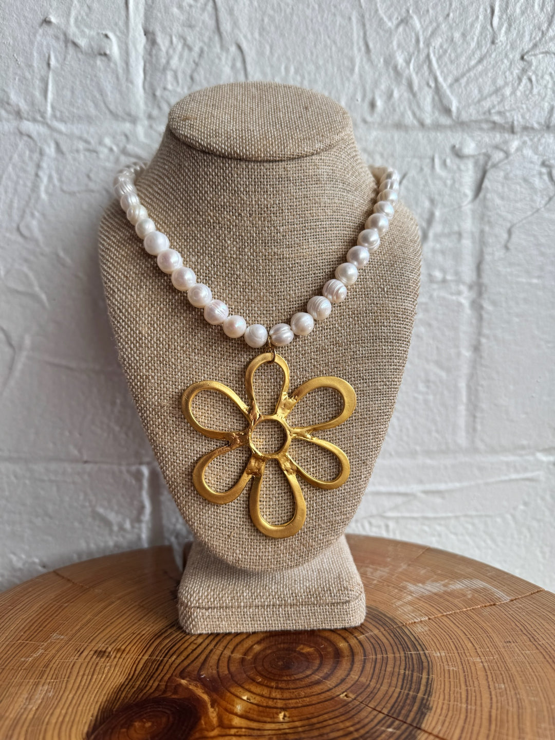 VIRTUE JEWELRY | JUMBO DAISY ON POTATO PEARLS – WHITE/GOLD