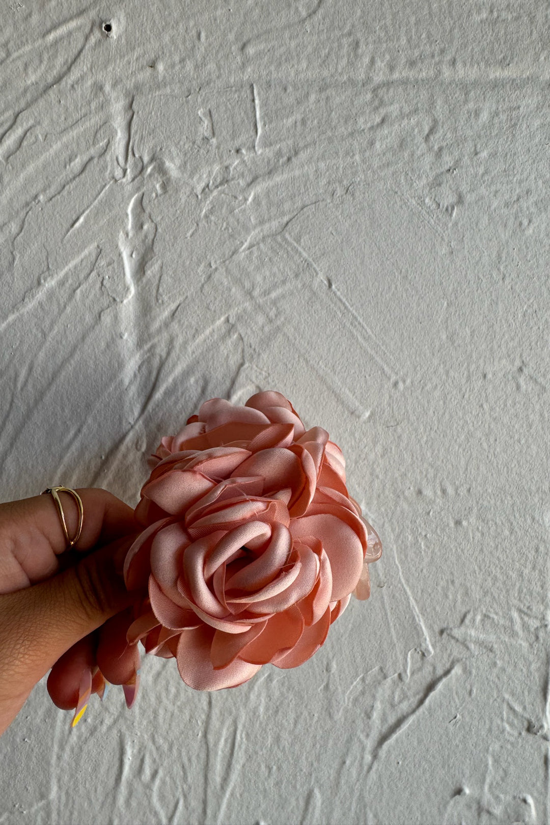 LELE SADOUGHI: Dusty Rose Peony Flower Claw Clip